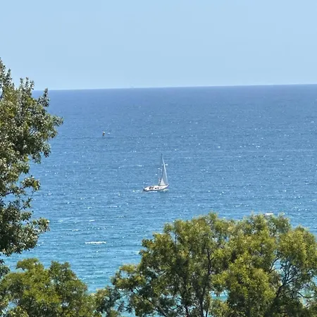 Glarus With Infinity Sea View شقة فارنا